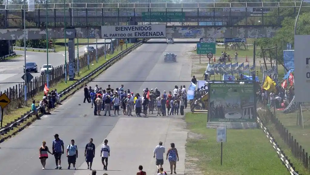 Corte y protesta en la subida a la autopista La Plata - Buenos Aires 