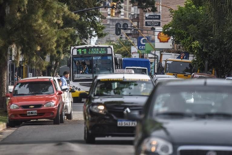 Los taxis, remises y transportes escolares ya pueden prestar el servicio puerta a puerta