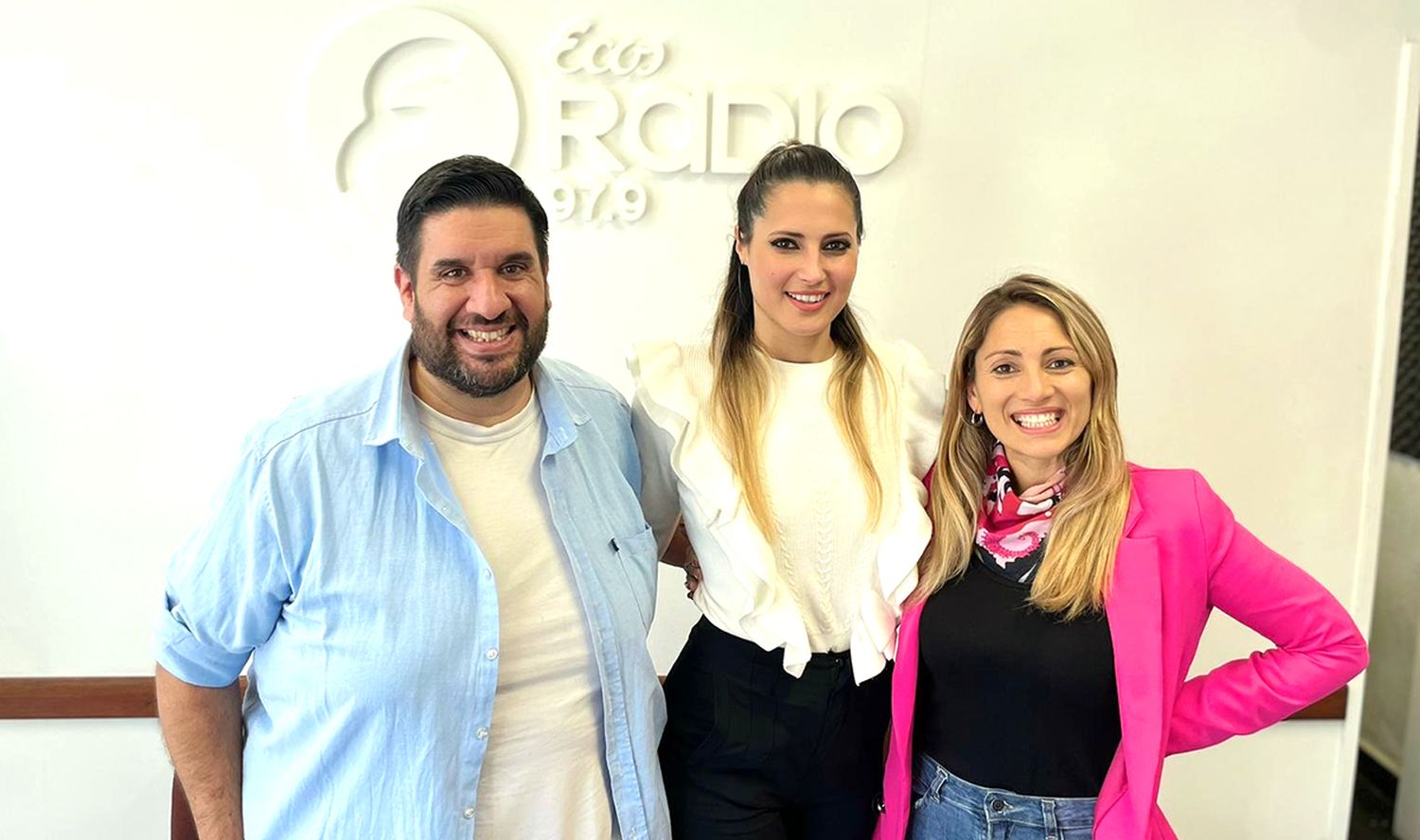 En pose. Melisa, flanqueada por los conductores de “Desde Temprano”, Alejandro Beltrán y María Luz Argañaraz