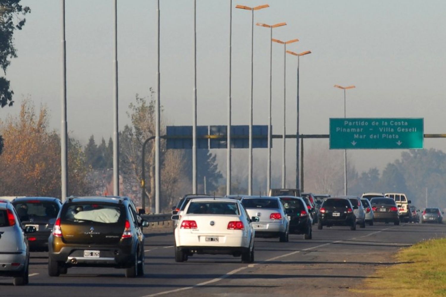 Autos con destino al partido de la Costa por el fin de semana largo.