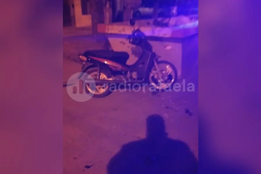 En moto, impactó de lleno contra un contenedor durante la madrugada