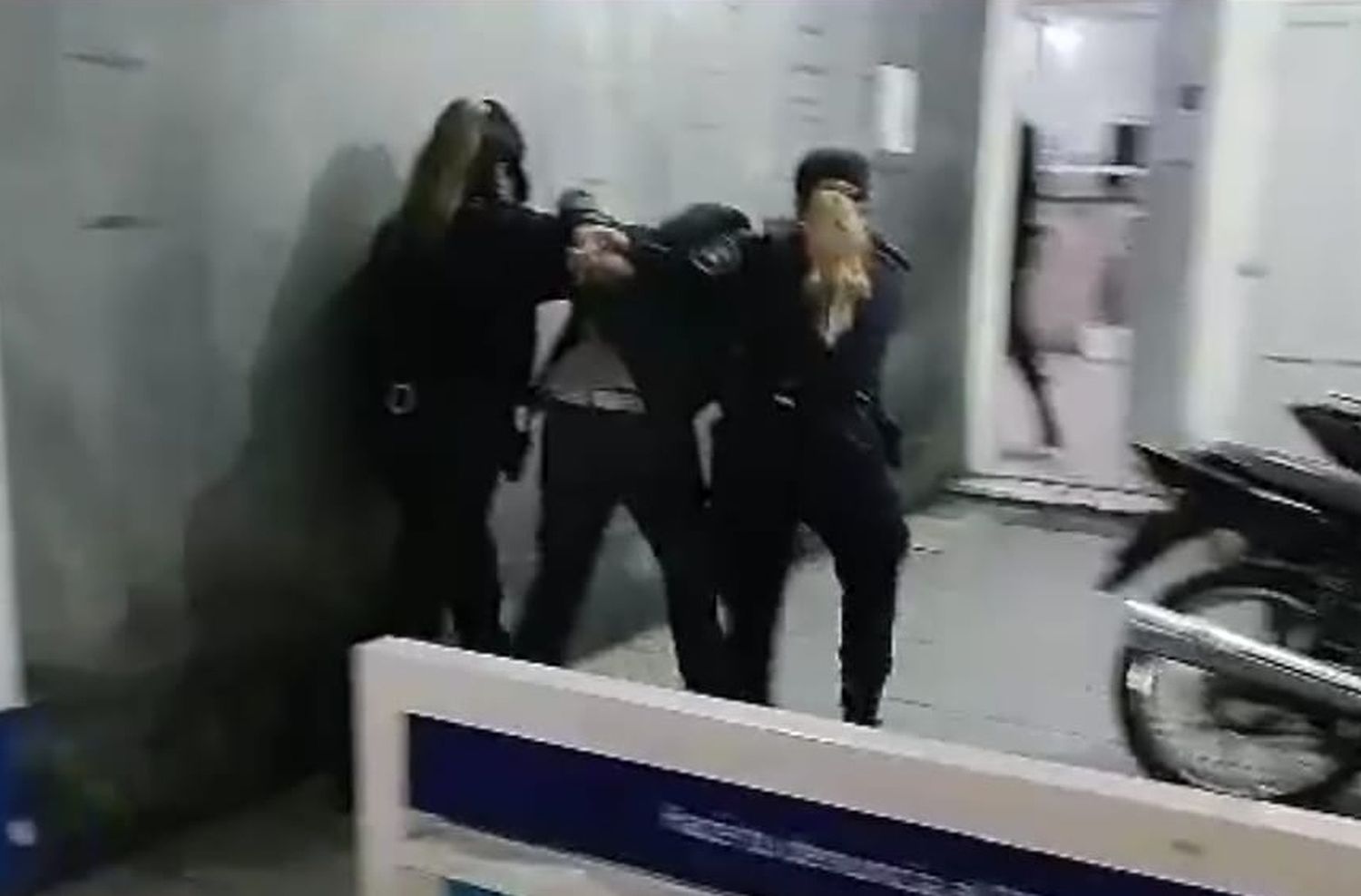 Detienen a un sujeto en el puente de los candados con un revolver y droga