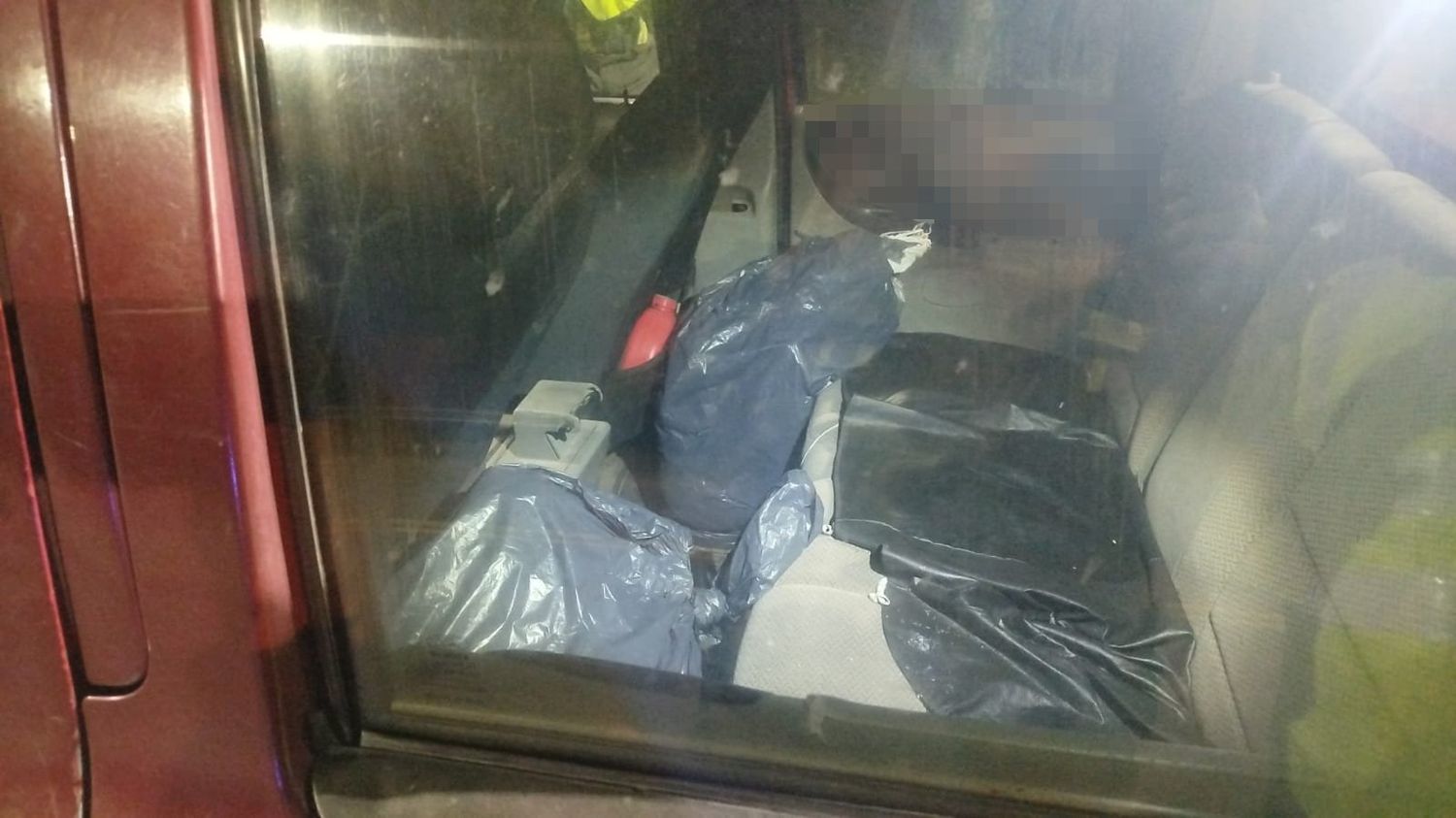 Gendarmes santafesinos "pispearon" el asiento trasero y se encontraron con algo sospechoso: dos detenidos