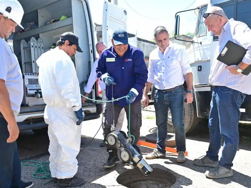 Con un dispositivo robótico, inspeccionaron el sistema pluvial y cloacal de la ciudad para detectar fallas