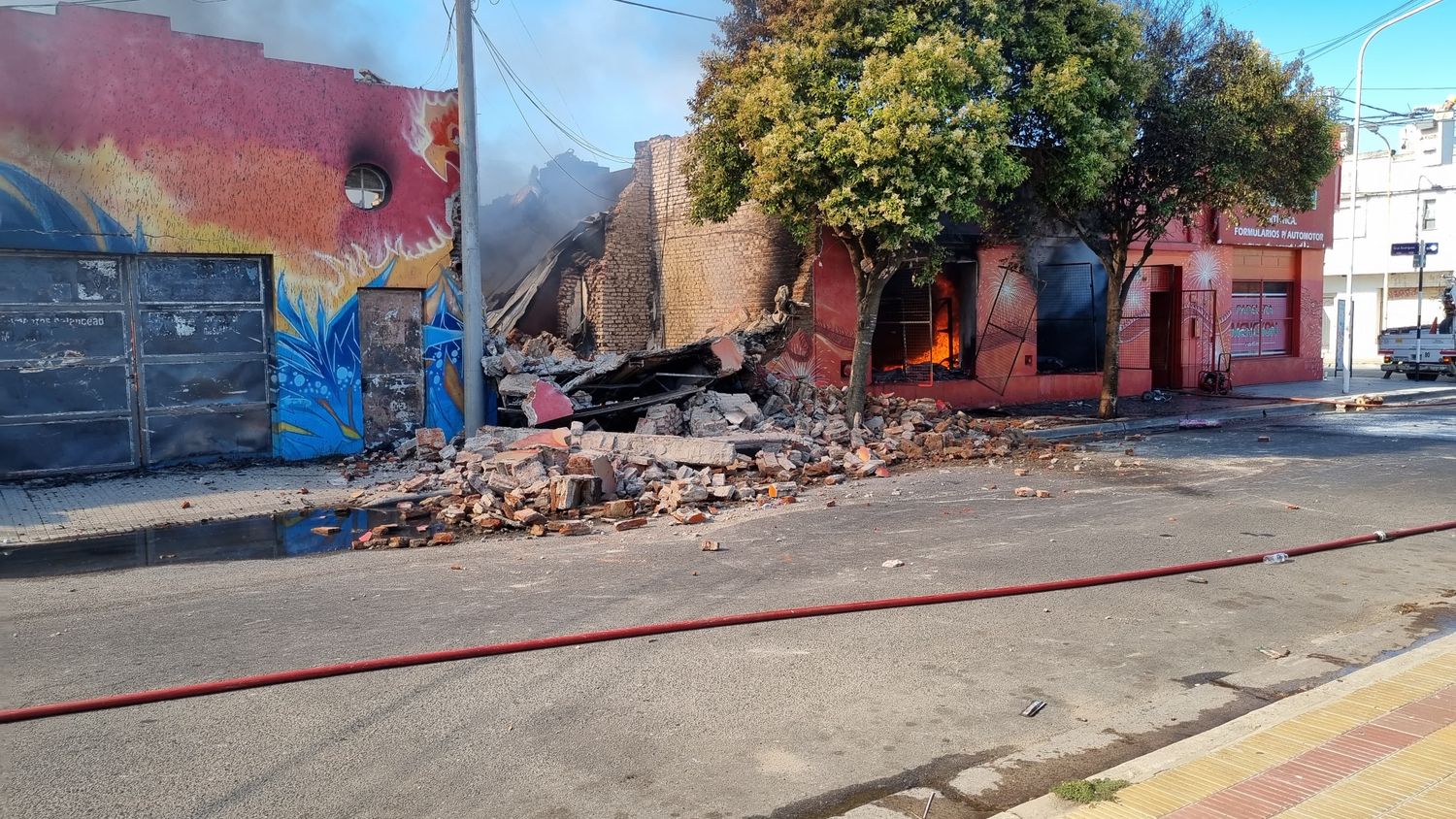 Un incendio de importante magnitud destruyó gran parte de una tradicional papelera tandilense