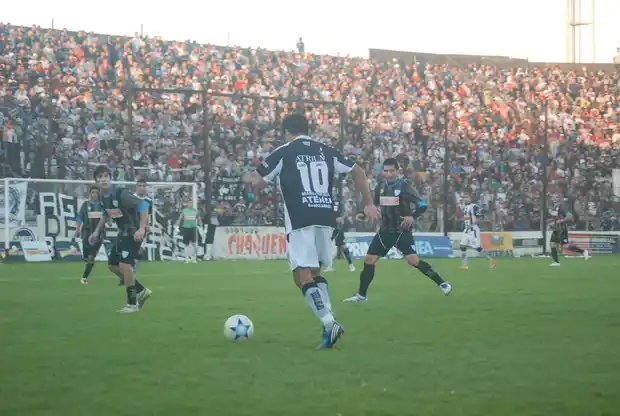 Juventud Unida no pudo contra doce jugadores e irá por el cuarto ascenso