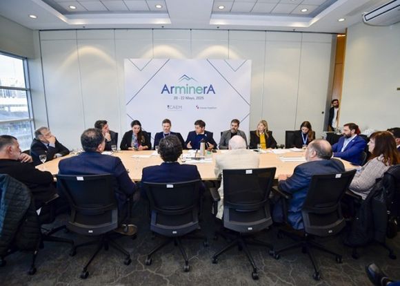 “Redoblamos el compromiso para proteger al sector productivo”, dijo Kicillof en un encuentro con empresarios mineros
