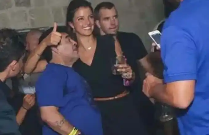Maradona enojado con Agüero y a las trompadas a la salida de un boliche