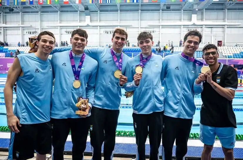 La posta argentina 4x100 combinados con el oro. (Foto: Peri Soler)