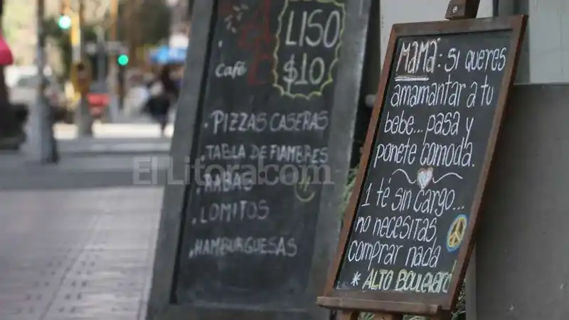 Un bar ofrece un espacio y un té gratis a madres que quieran amamantar