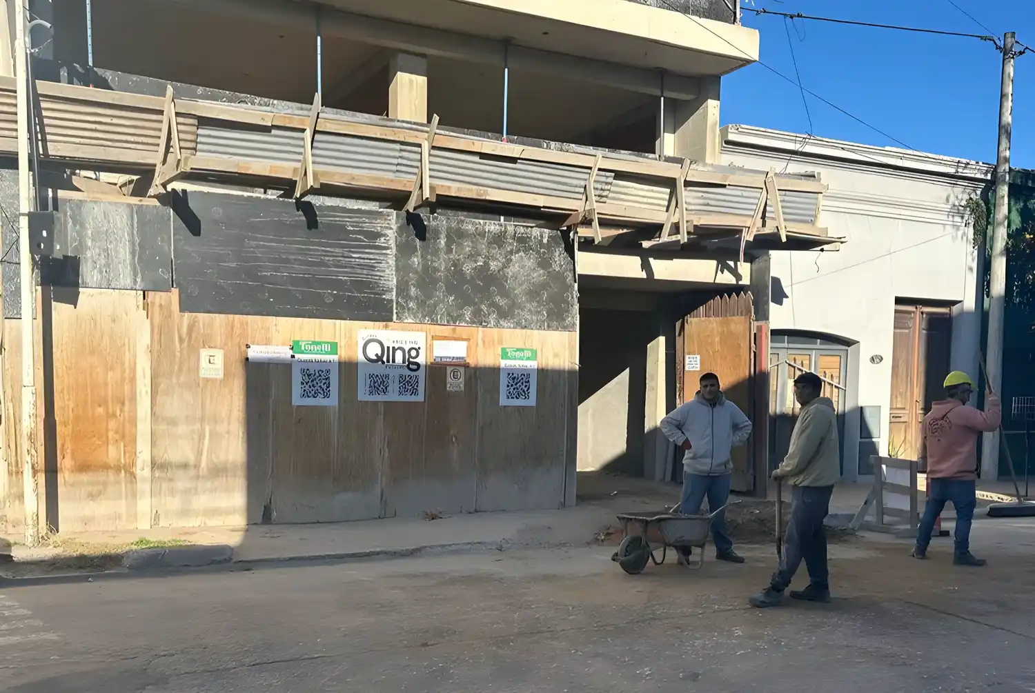A pesar de las fajas de clausura, en el lugar había obreros trabajando.