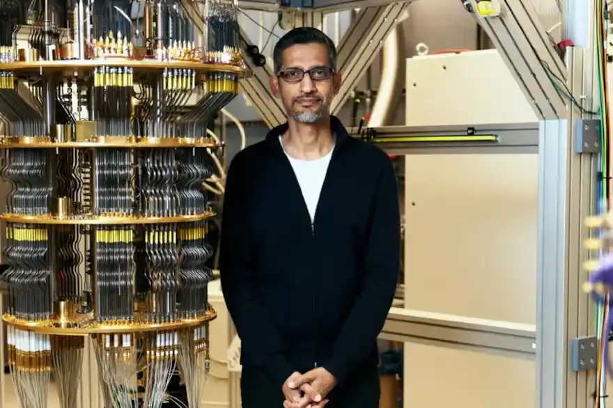 Sundar Pichai, CEO de Google y Alphabet, posa frente a un refrigerador de dilución. En la parte inferior de este sistema, ubicado en el Campus de Computación Cuántica de Santa Bárbara, California