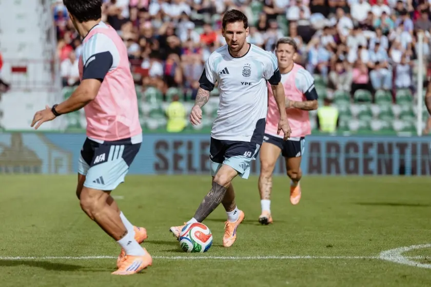 La Selección Argentina protagonizó un entrenamiento abierto en España antes de viajar a África