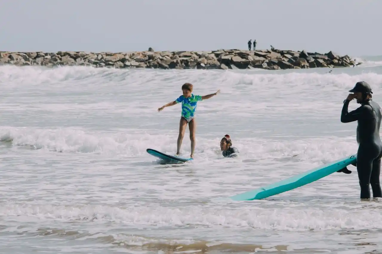 Se mantienen los espacios de Iniciación al Surf los martes y jueves por la mañana.