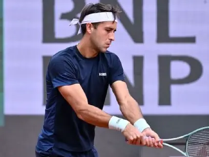 Tomás Etcheverry terminará hoy su partido con el marcador igualado 7-6 /6-7. Foto: ESPN Tennis