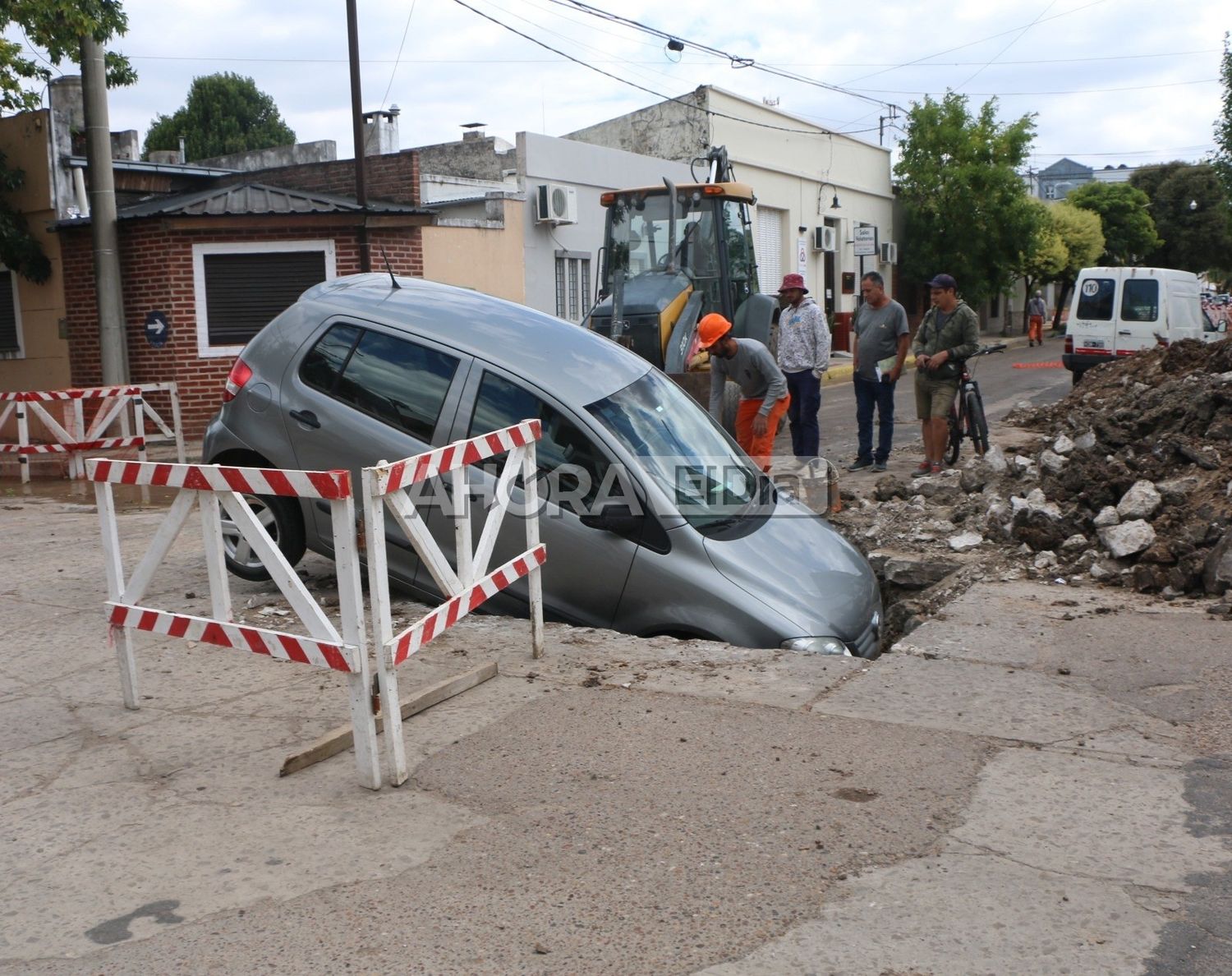 Se cayó un auto en uno de los agujeros de las obras del cambio de cañería de agua potable