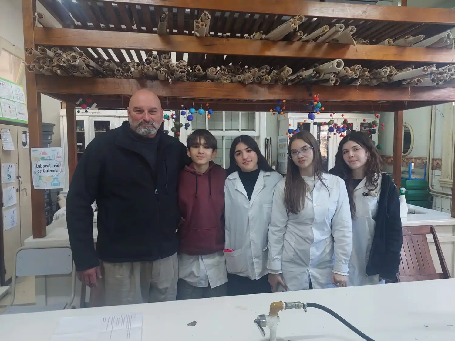 Los estudiantes que elaboraron los proyectos junto al profesor Enrique Rodríguez