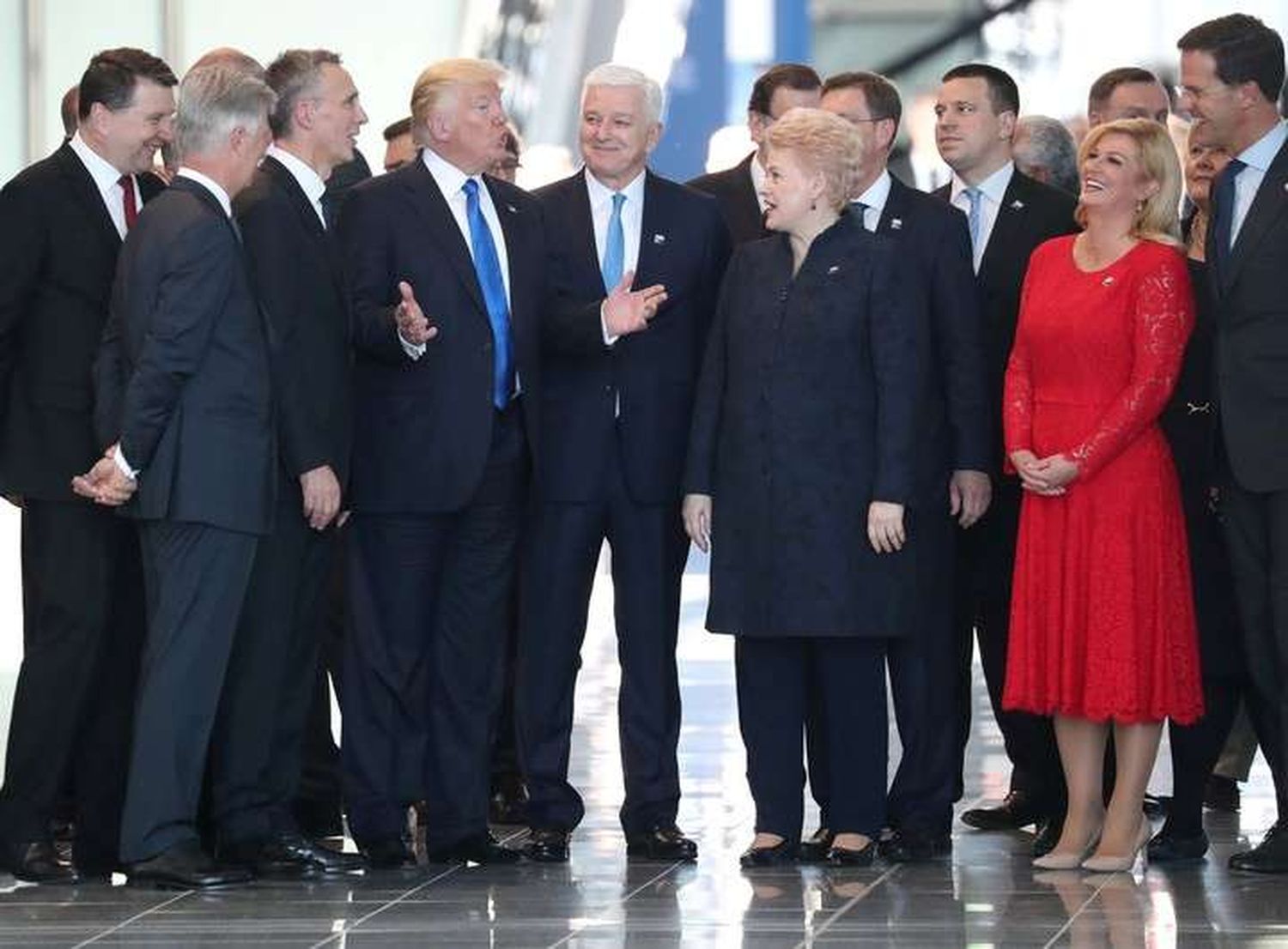El empujón que Trump al premier de Montenegro por la foto
