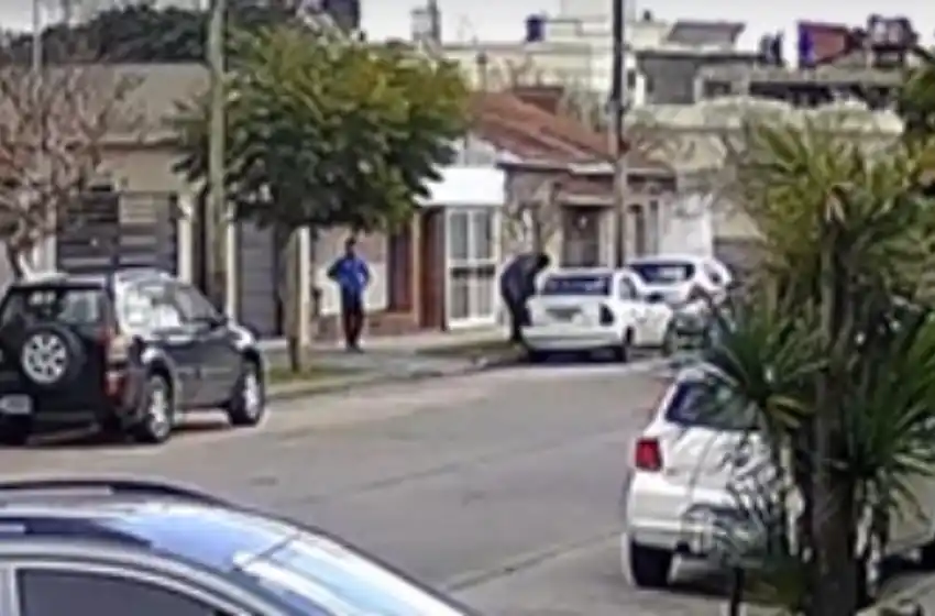 Video: en segundos robaron un auto en barrio San José