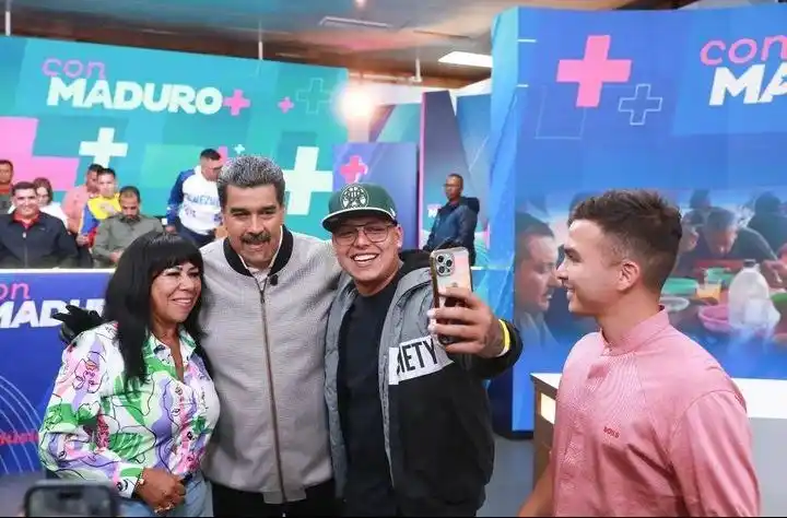 ¡HASTA CON EL TOBO! Les dan a creadores de contenido que asistieron a “Con Maduro+”