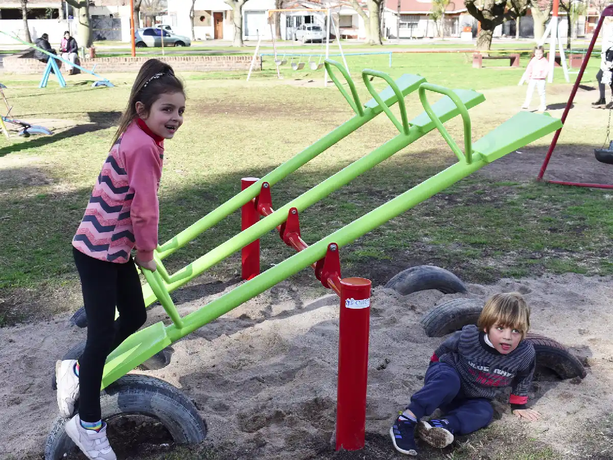 Devotenses ya disfrutan de nuevos juegos en la plaza y bancos en espacios públicos