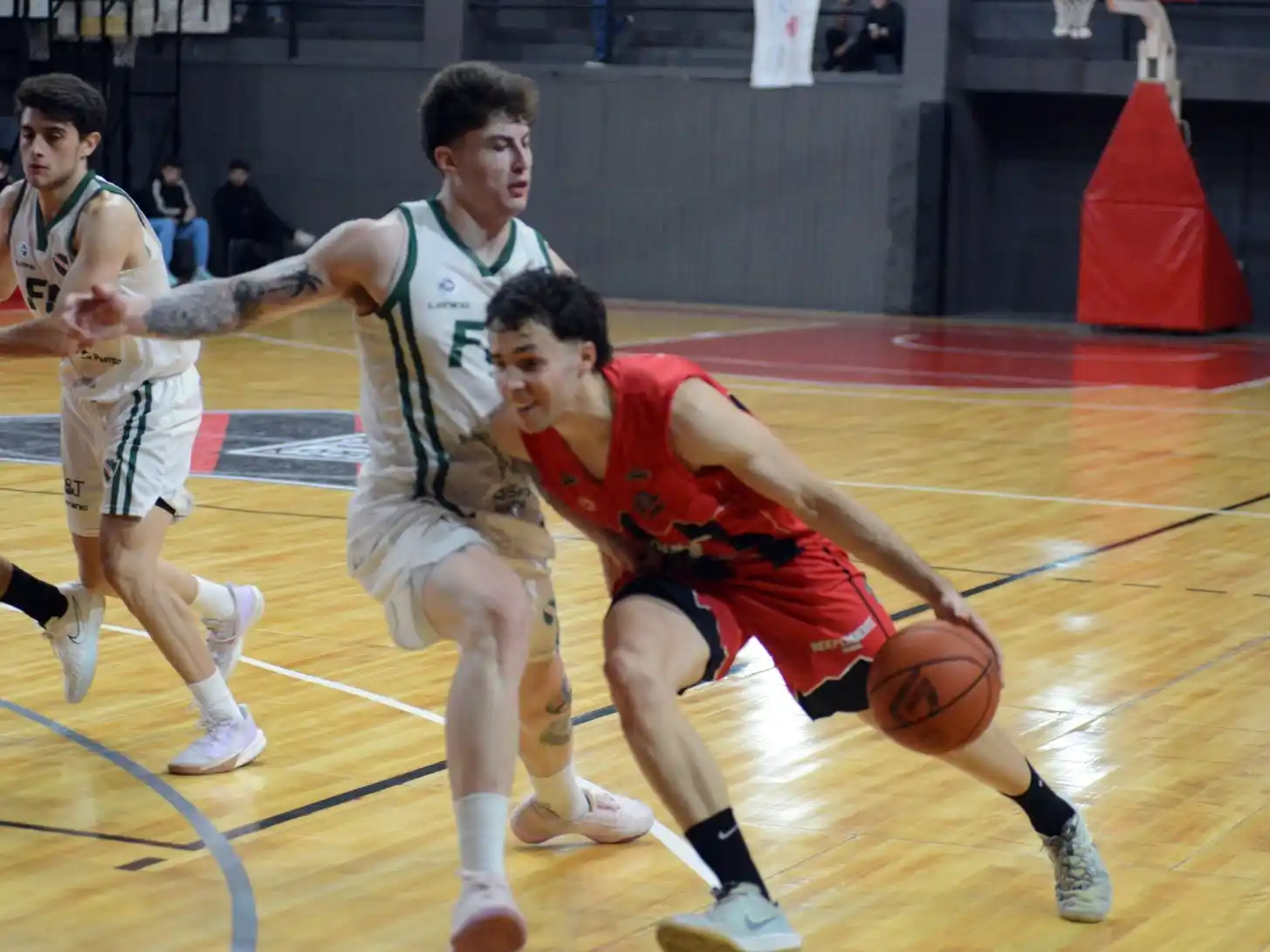 Yarza en acción en el primer duelo ante Ferro.