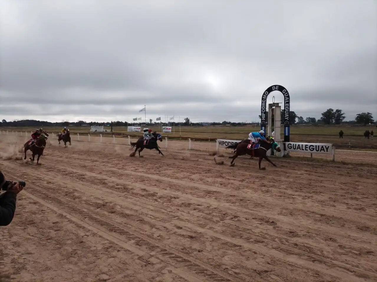 Turf: “El Negro Luis” brilló en el Gran Premio 25 de Mayo