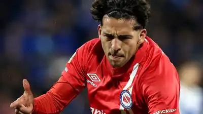 López Muñoz fue autor de los dos goles de Argentinos.