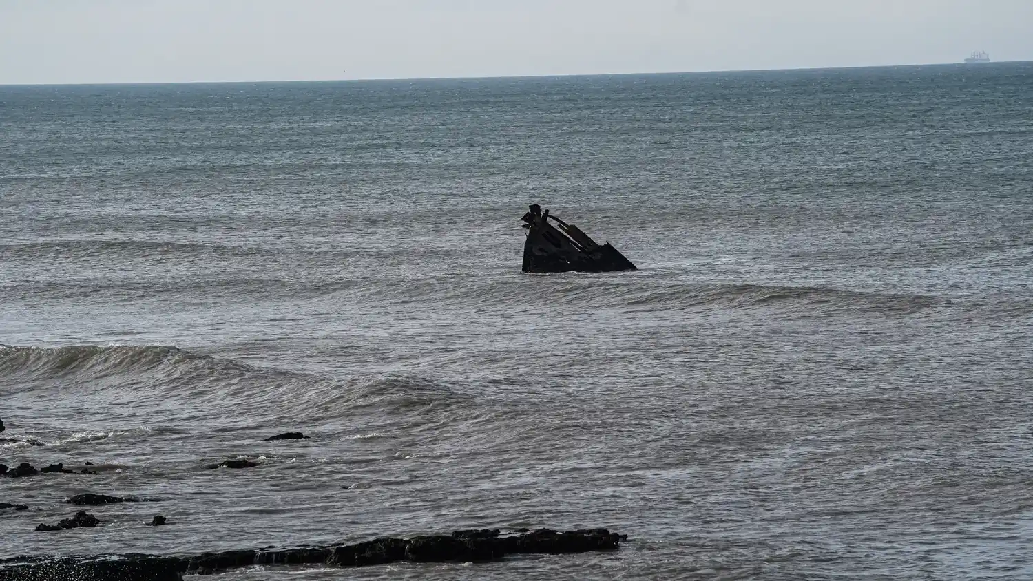 Restos. Del barco se observan hoy en Punta Carballido