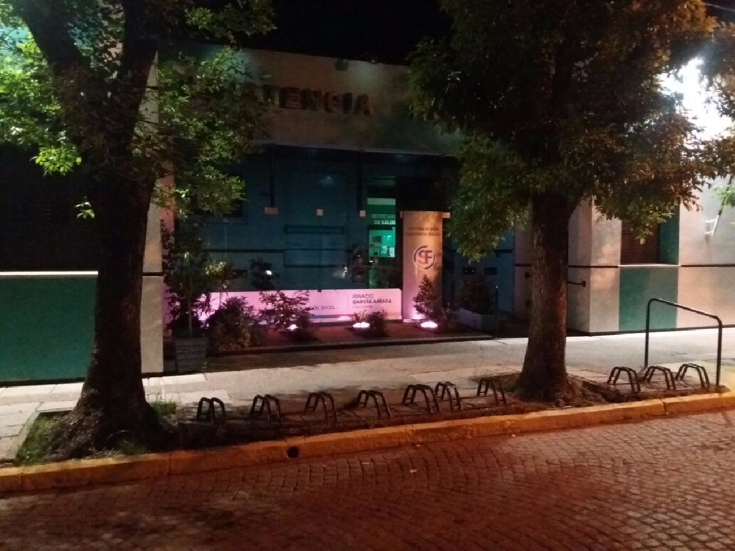 En el mes del cáncer de mama la Asistencia Pública se ilumina de color rosa
