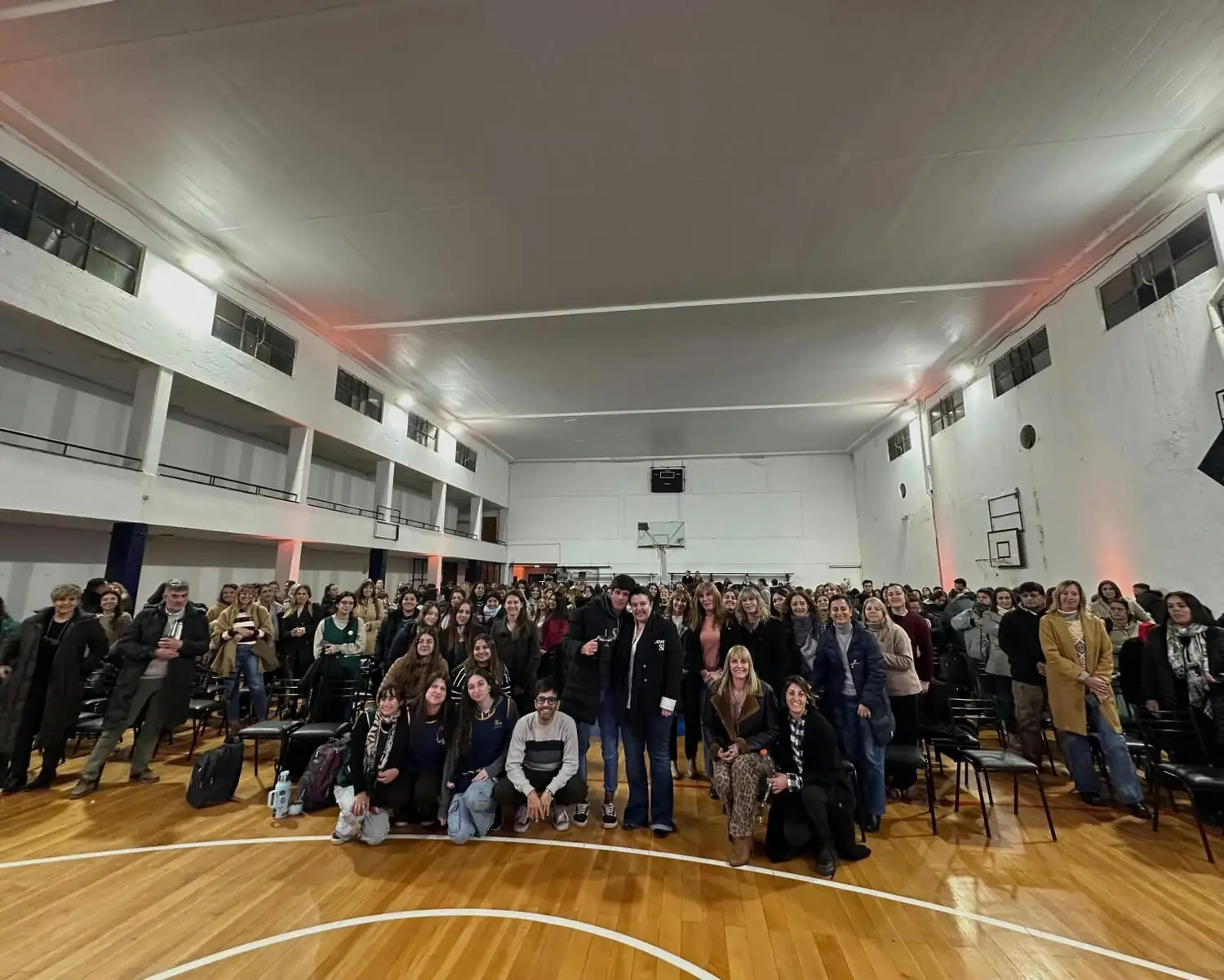 Foto de cierre con todos los concurrentes a la última charla en Club Jorge Newbery. Foto: Sur24.