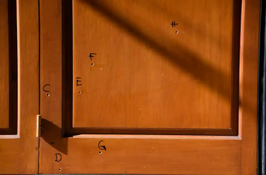 Lo amenazaron por teléfono y le balearon el frente de la casa en República de la Sexta