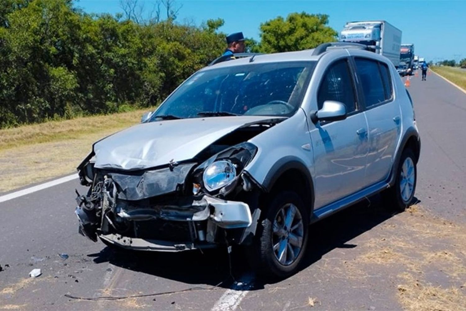 Perdió el control, se desvió de carril e impactó contra un camión