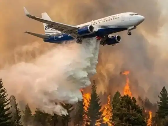 El Boeing 737 Fireliner ya realiza descargas de agua sobre el incendio iniciado en Puerto Patriada.