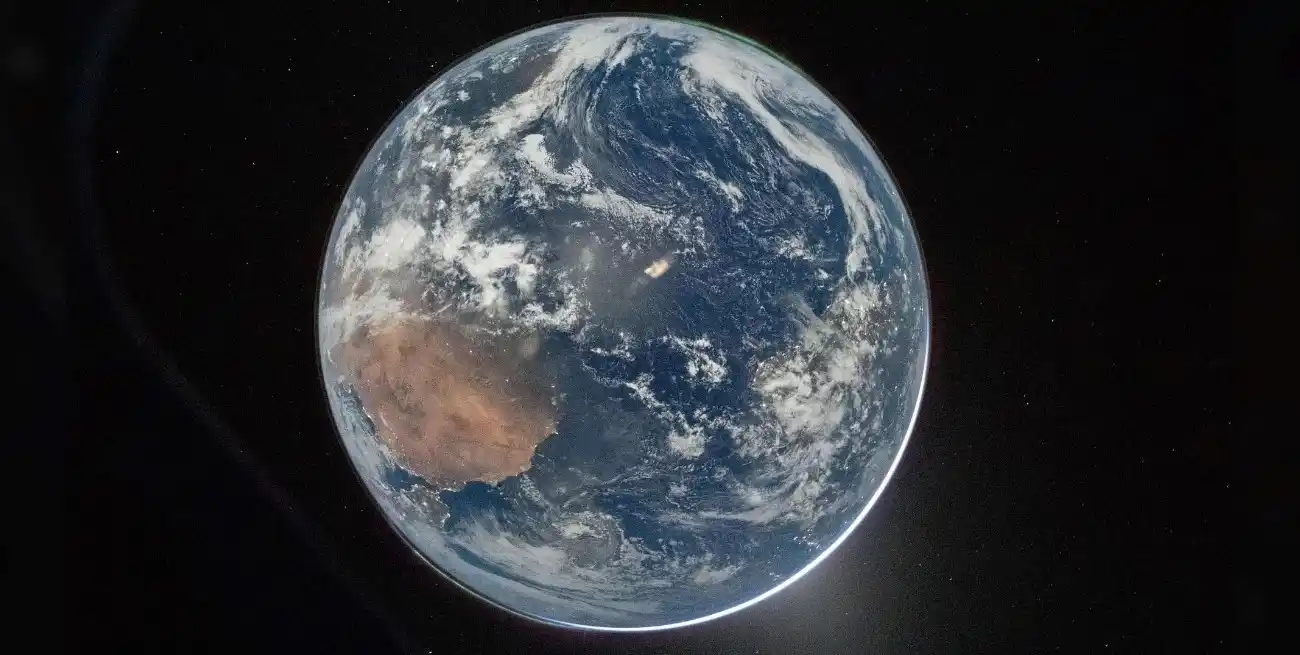 Artemis II captó nuevas imágenes de la Tierra durante su trayecto hacia la Luna.