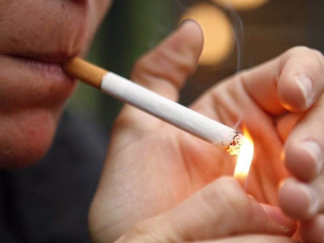 Fumaba en una estación de servicios, tiró el cigarrillo y prendió fuego su camioneta