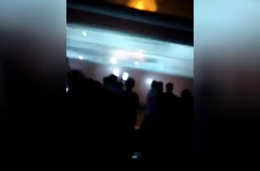 Tragedia en la India: un tren arrolló y mató a 50 personas durante una celebración hindú