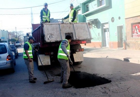 La Municipalidad lleva a cabo trabajos de bacheo en la ciudad