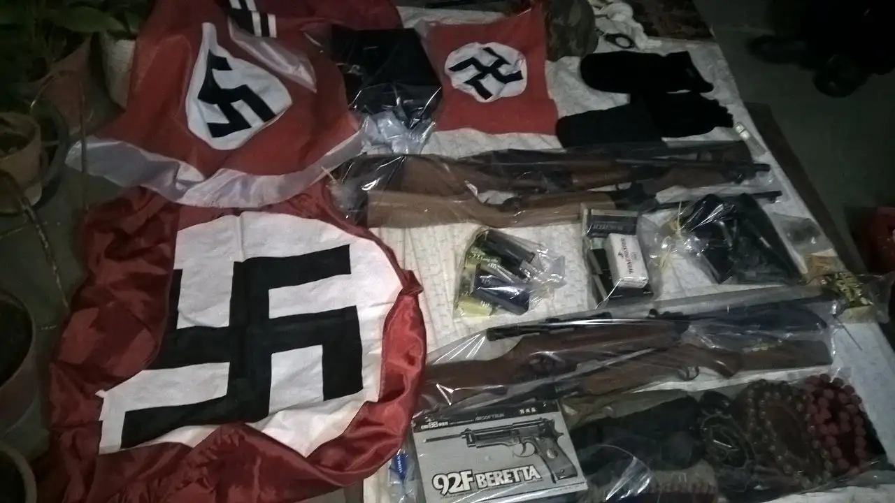 Un arsenal y simbología nazi en el oeste de la ciudad
