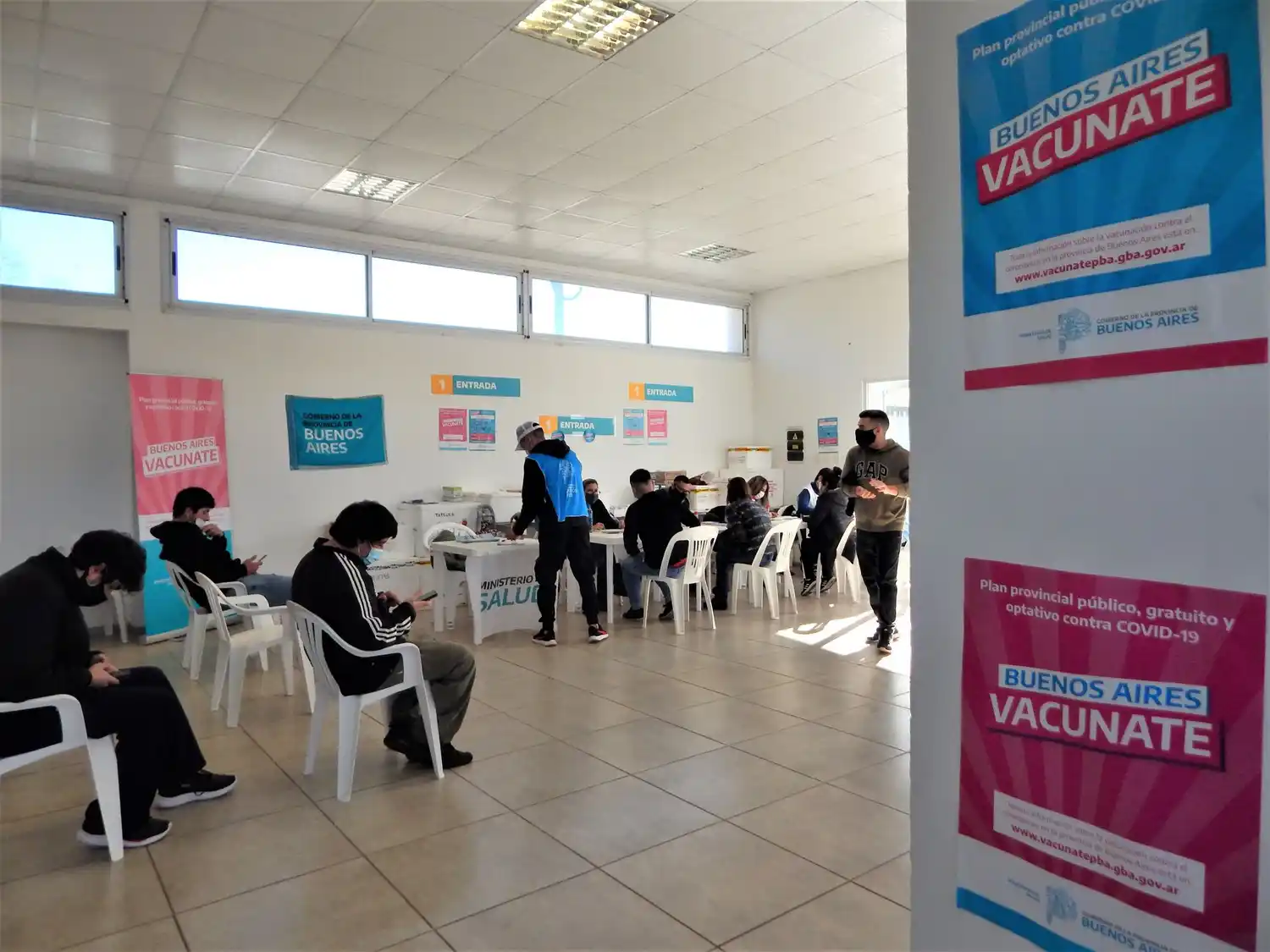 Liberan vacunas contra Covid-19 para personas de 35 años: “Mientras la persona resida en la provincia, no hay inconvenientes a que se acerque”