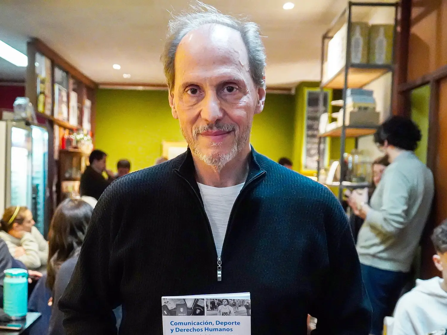 Gustavo Veiga. Muestra su libro en el Centro Cultural