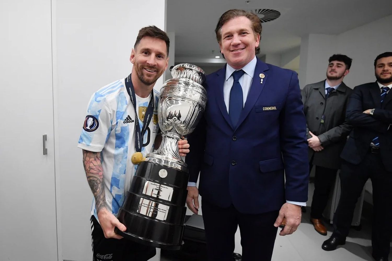 Alejandro Domínguez junto a Lionel Messi tras la Finalissima que Argentina le ganó a Italia en 2022.