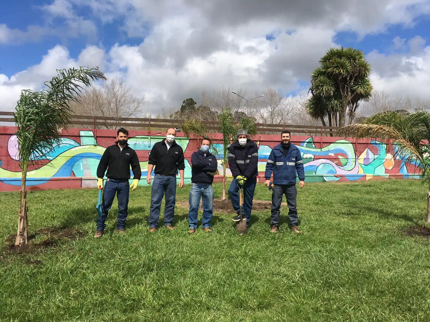 Bajo la campaña “Hagamos un buen Papel”, plantaron palmeras en la zona del Lago
