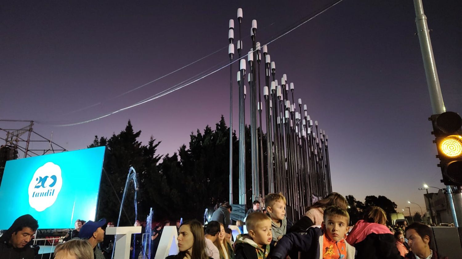 El hito del Bicentenario, el día de su inauguración cuando se encendieron las 200 luminarias.