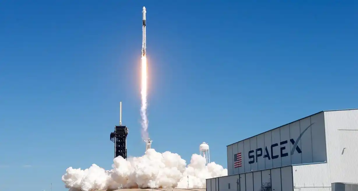 Un cohete SpaceX Falcon 9 con la cápsula Dragon se lanza desde Pad-39A en la misión Crew 5. Foto: archivo Reuters