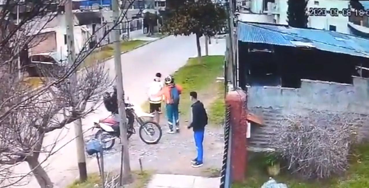 Todo quedó registrado por las cámaras de seguridad de la zona.