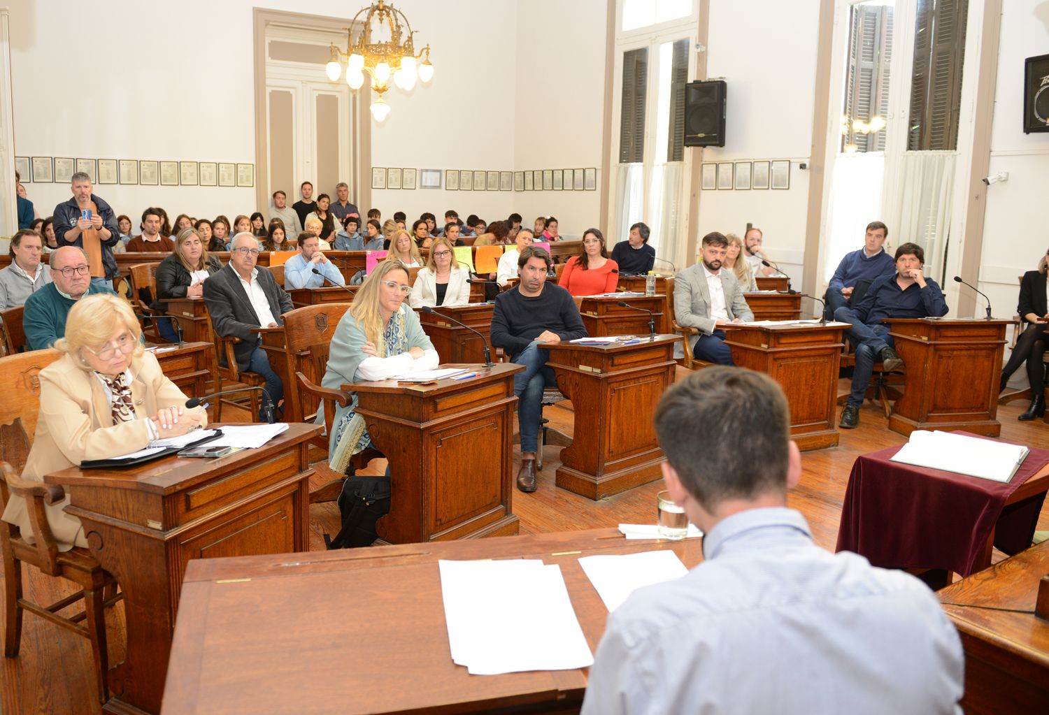 Con las abstenciones de los libertarios, el Concejo rechazó el veto y respaldó la lucha universitaria