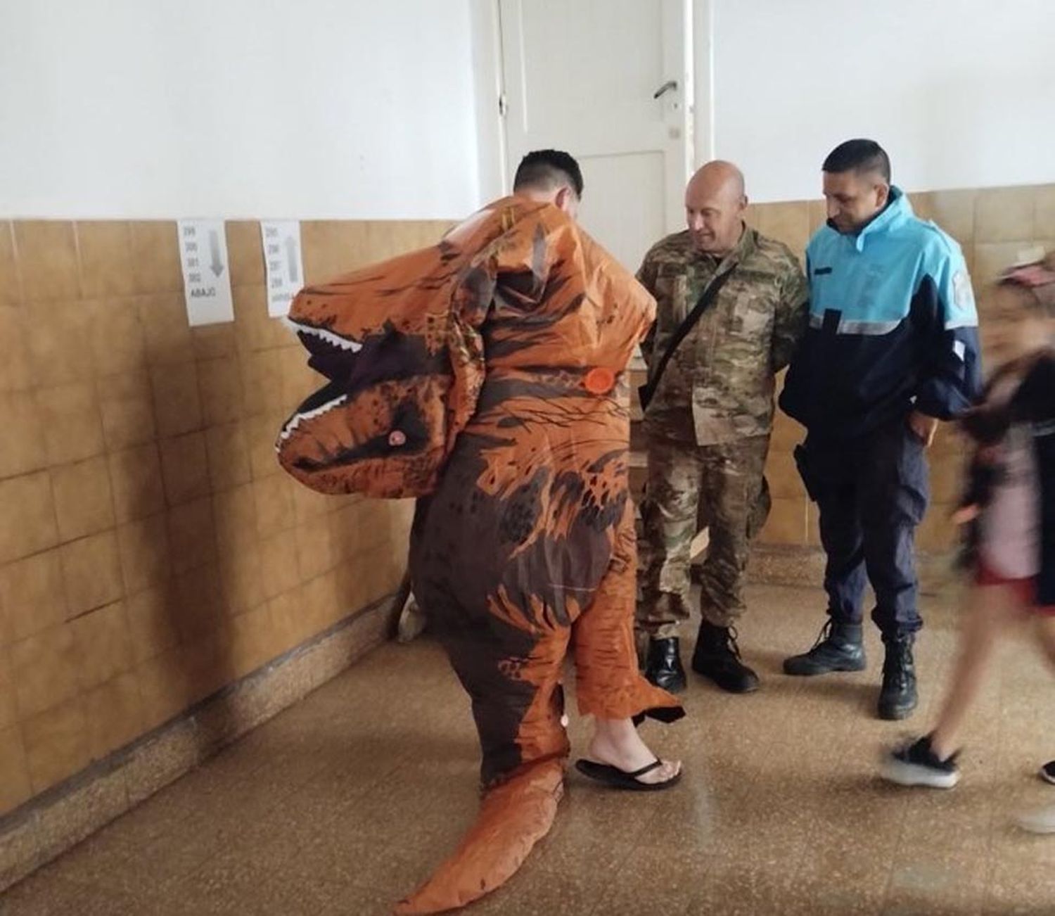 Fue a votar disfrazado de dinosaurio a la Escuela N°2