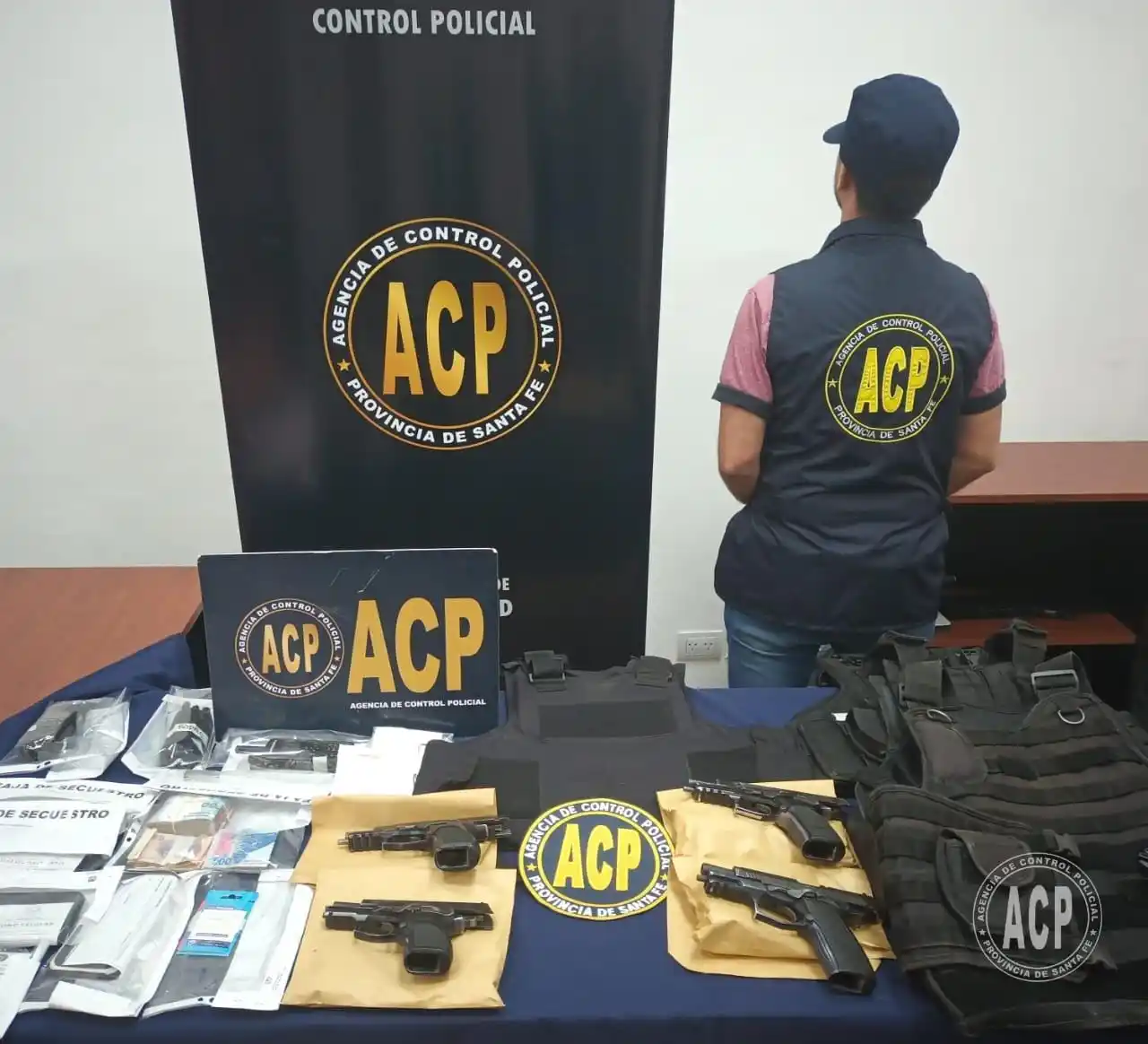 En un año la Agencia de Control Policial realizó 68 allanamientos y detuvo a 120 policías, personal penitenciario y agentes retirados