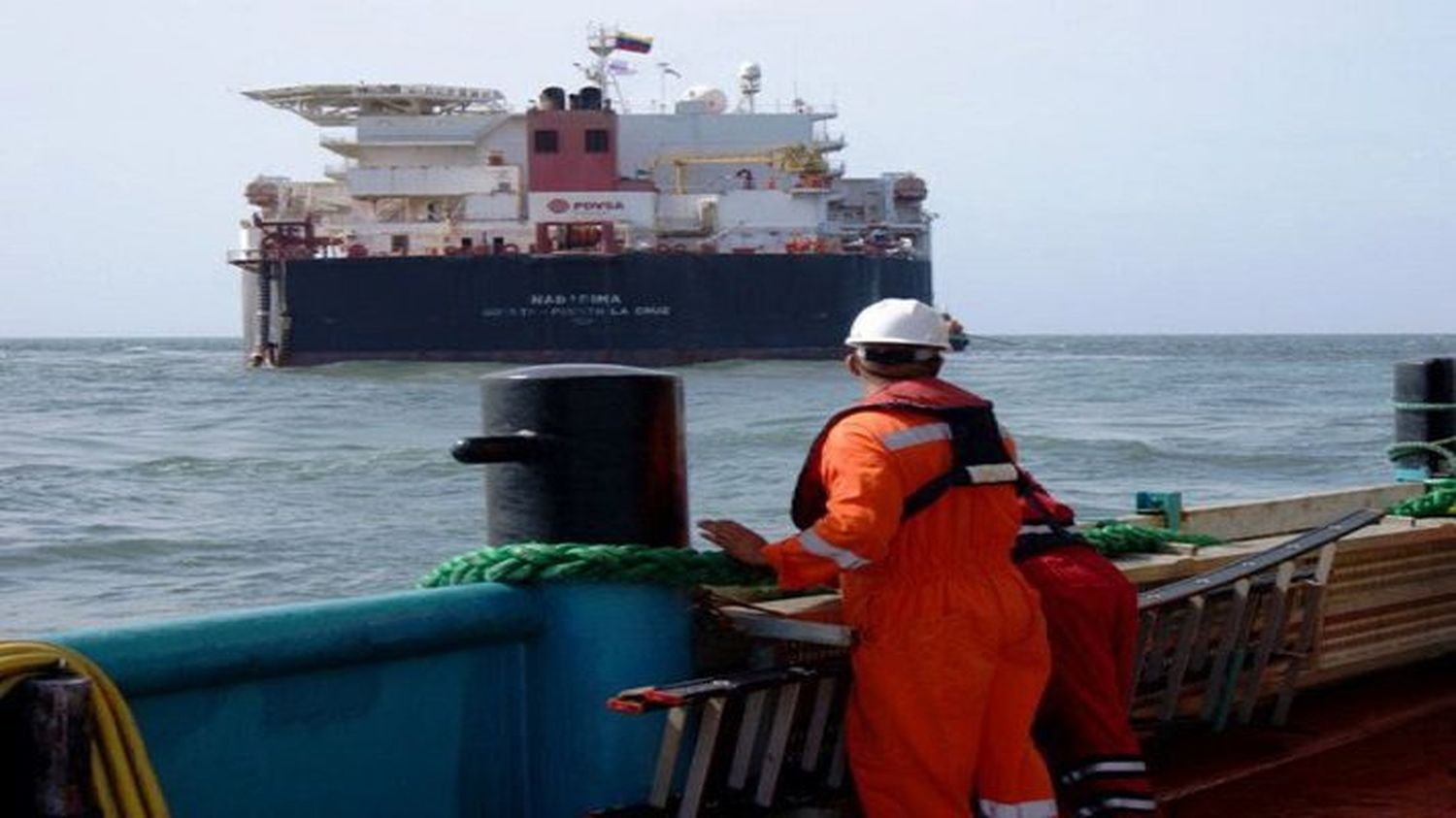 Pdvsa transfiere crudo del buque NABARIMA a una barcaza